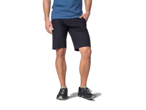 Miesmalli seisoo näyttäen HANNAH Doug mustia shortseja, kuvattu edestä, vetoketjutasku sivussa, sporttinen tyyli.