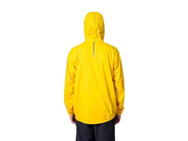 HANNAH Miles -vedenpitävä takki kuvattuna takaa, kirkas keltainen väri, säädettävä huppu.