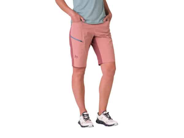HANNAH Torres shortsit värissä marjapuuronpunainen, kuvattuna edestä. Nämä shortsit on suunniteltu aktiiviseen ulkoiluun, tarjoten mukavuutta ja liikkuvuutta. Shortseissa on käytännölliset vetoketjutaskut turvalliseen säilytykseen. kaksisävyinen väri yhdistettynä minimalistiseen designiin tekee niistä sekä tyylikkäät että käytännölliset valinnat kesäpäiviin ulkona.