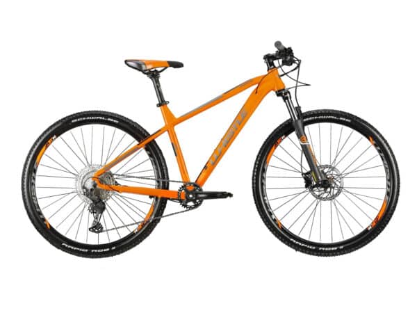 WHISTLE Miwok 4.2 27,5″ 12-vaihteinen Maastopyörä värissä oranssi/musta valkoisella taustalla kuvattu sivusta